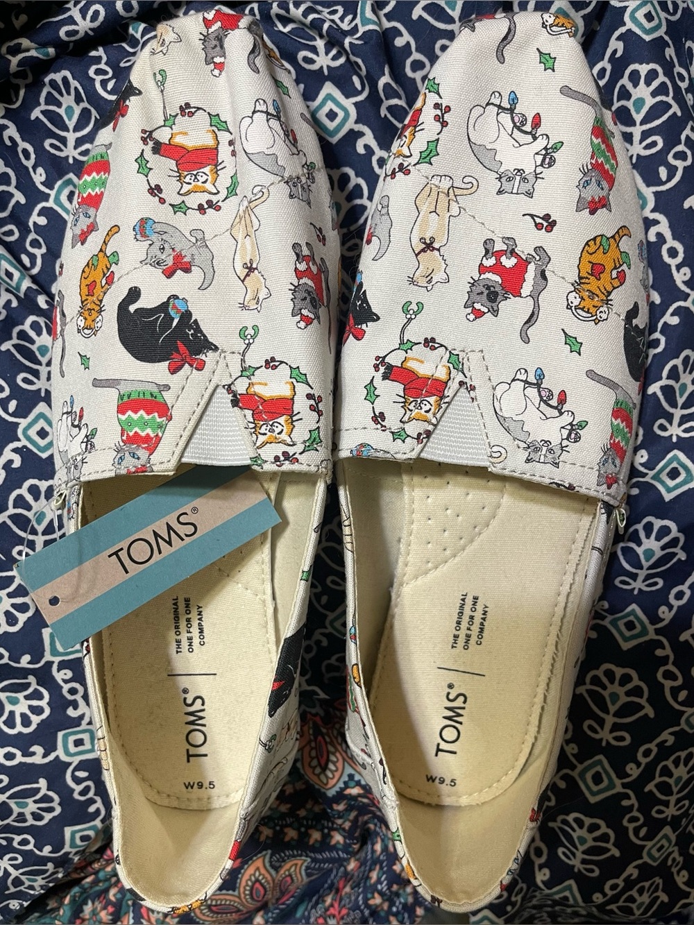 WOMENS SIZE 9.5 TOMS GRAY CHRISTMAS HOLIDAY CATS BELMONT SHOES - NWT